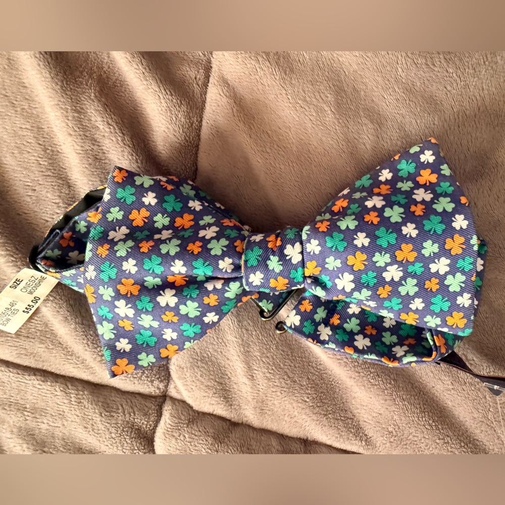 🆕Vineyard Vines-Irish Clovers Printed Bow Tie (adjustable), Moonshine, NWT